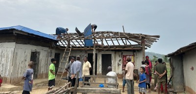  करेन्ट लागेर मृत्यु भएका उपेशको घरमा गाउँलेले हालिदिए छानो 